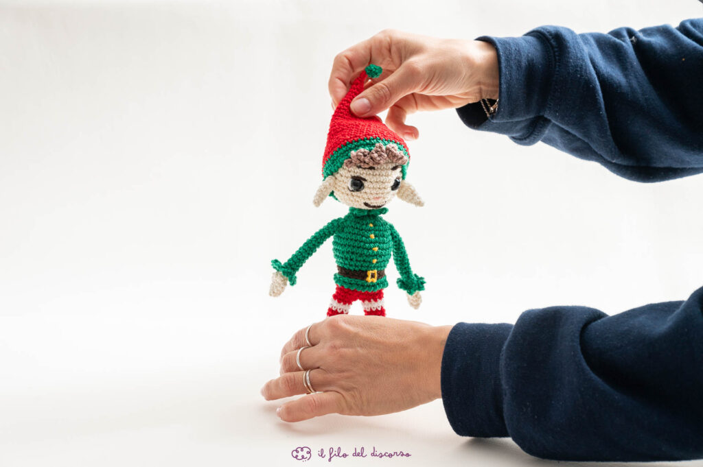 Elfo di natale realizzato all'uncinetto, con cappellino rosso, maglia verde e pantaloni bianchi e rossi. Scarpe verdi ed un delicato sonaglino al suo interno. tutto realizzato interamente a meno.