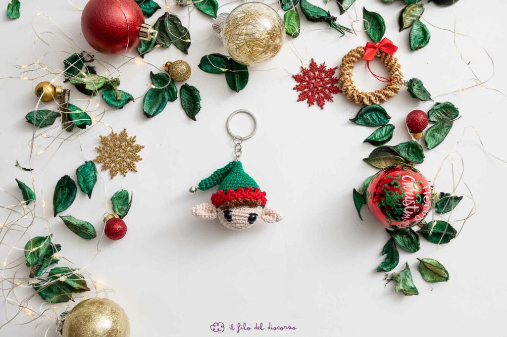 Portachiavi realizzato all'uncinetto a forma di piccolo Elfo di babbo Natale. Con cappellino verde ed un piccolo sonaglino sulla punta.
