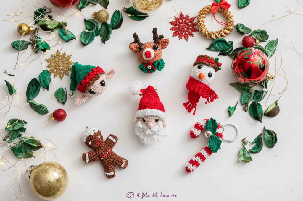 portachiavi realizzati all'uncinetto con tema Natale. Diversi soggetti: renna, elfo, bastoncino di zucchero, pupazzo di neve, omino pan di zenzero, babbo Natale.