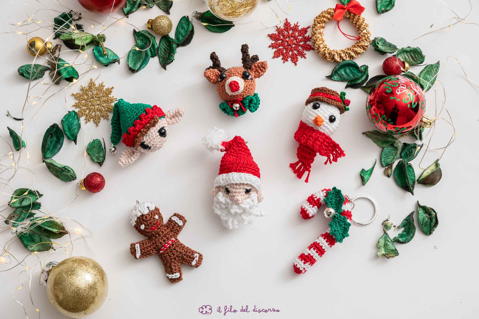 portachiavi realizzati all'uncinetto con tema Natale. Diversi soggetti: renna, elfo, bastoncino di zucchero, pupazzo di neve, omino pan di zenzero, babbo Natale.