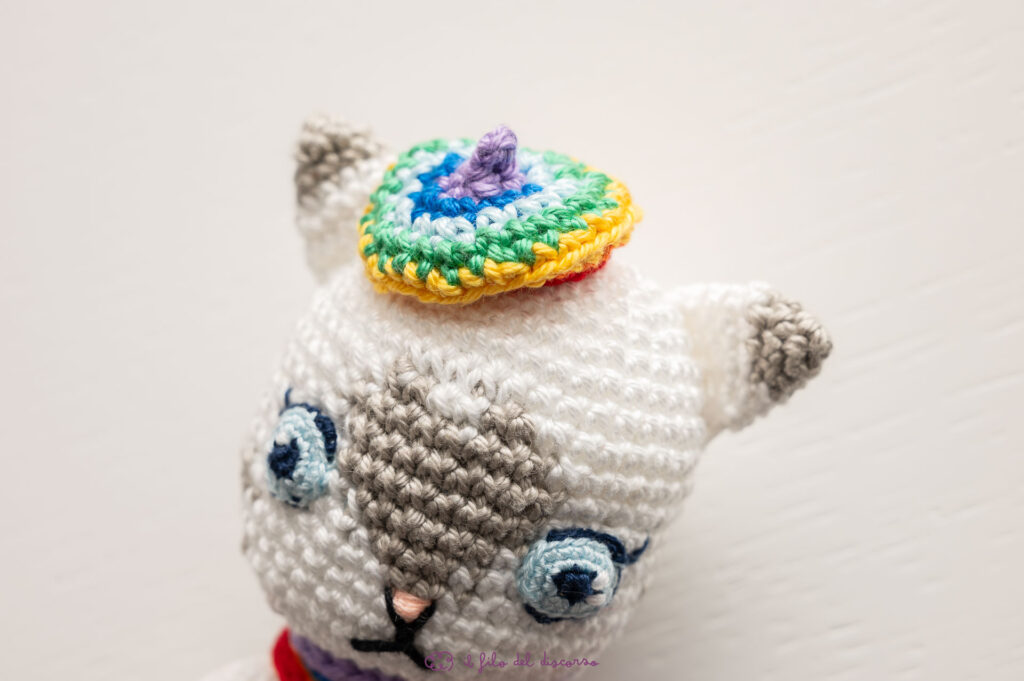 Sonaglino a forma di gattino per neonati, interamente realizzato a mano, con uncinetto. Colori arcobaleno.