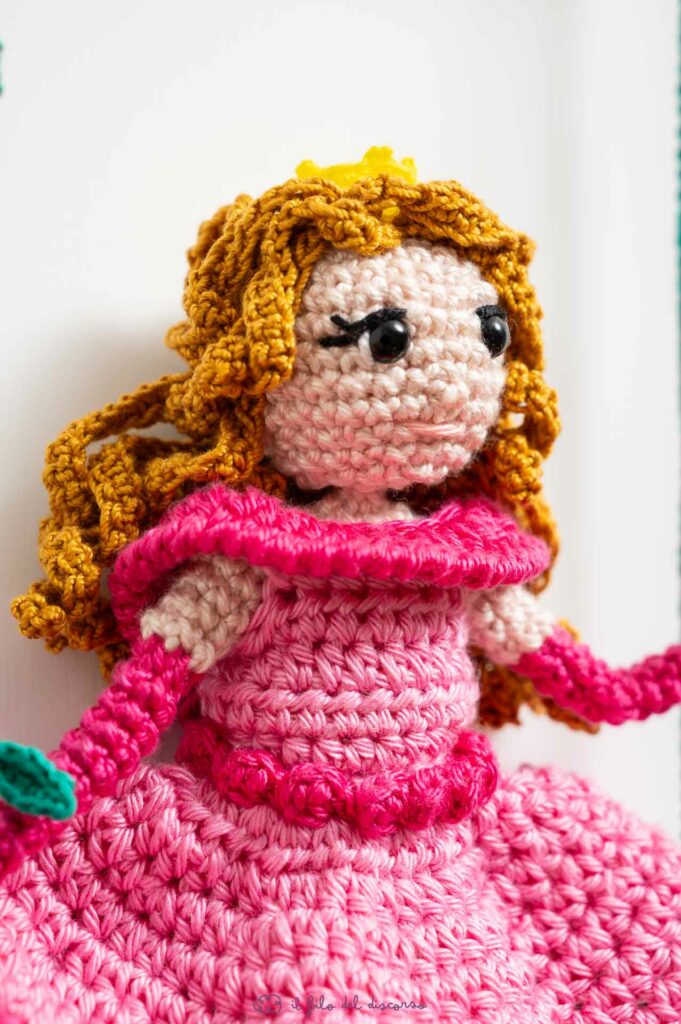 Creazione realizzata interamente a mano, all'uncinetto, per il primo compleanno di Elisa. Una principessa, realizzata in amigurumi, seduta su un'altalena appesa al suo nome, ed alla scritta in legno "il mio primo compleanno".