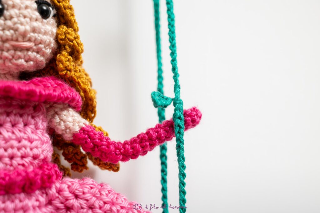 Creazione realizzata interamente a mano, all'uncinetto, per il primo compleanno di Elisa. Una principessa, realizzata in amigurumi, seduta su un'altalena appesa al suo nome, ed alla scritta in legno "il mio primo compleanno".