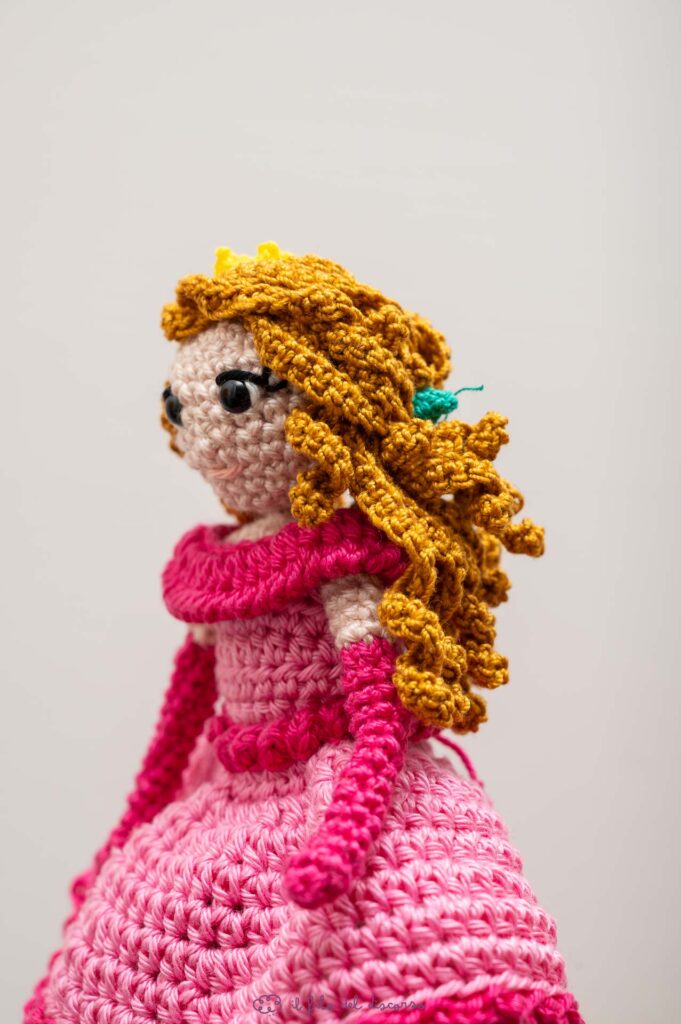 Creazione realizzata interamente a mano, all'uncinetto, per il primo compleanno di Elisa. Una principessa, realizzata in amigurumi, seduta su un'altalena appesa al suo nome, ed alla scritta in legno "il mio primo compleanno".