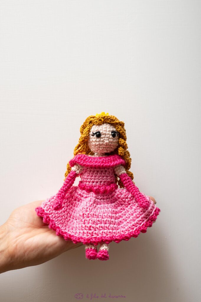 Creazione realizzata interamente a mano, all'uncinetto, per il primo compleanno di Elisa. Una principessa, realizzata in amigurumi, seduta su un'altalena appesa al suo nome, ed alla scritta in legno "il mio primo compleanno".